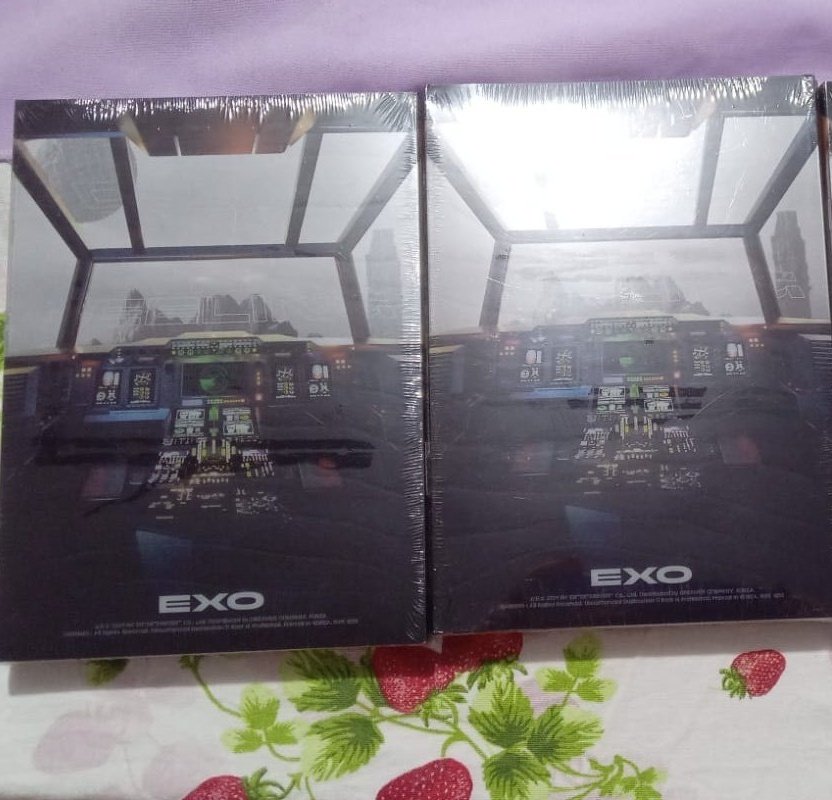 hiawiny's tweet photo. >>> WTS VENDA ALBUM EXO <<< 
Álbum DFTF (Don't Fight The Feeling) EXO PHOTOBOOK 1
2 disponíveis
Acompanham poster oficial e alguns brindes fanmade
Estão lacrados 
Valor: 120,00 + frete
Aceito cartão de crédito pelo picpay ou mercado pago, ou pix. https://t.co/X4NsQgiVOE