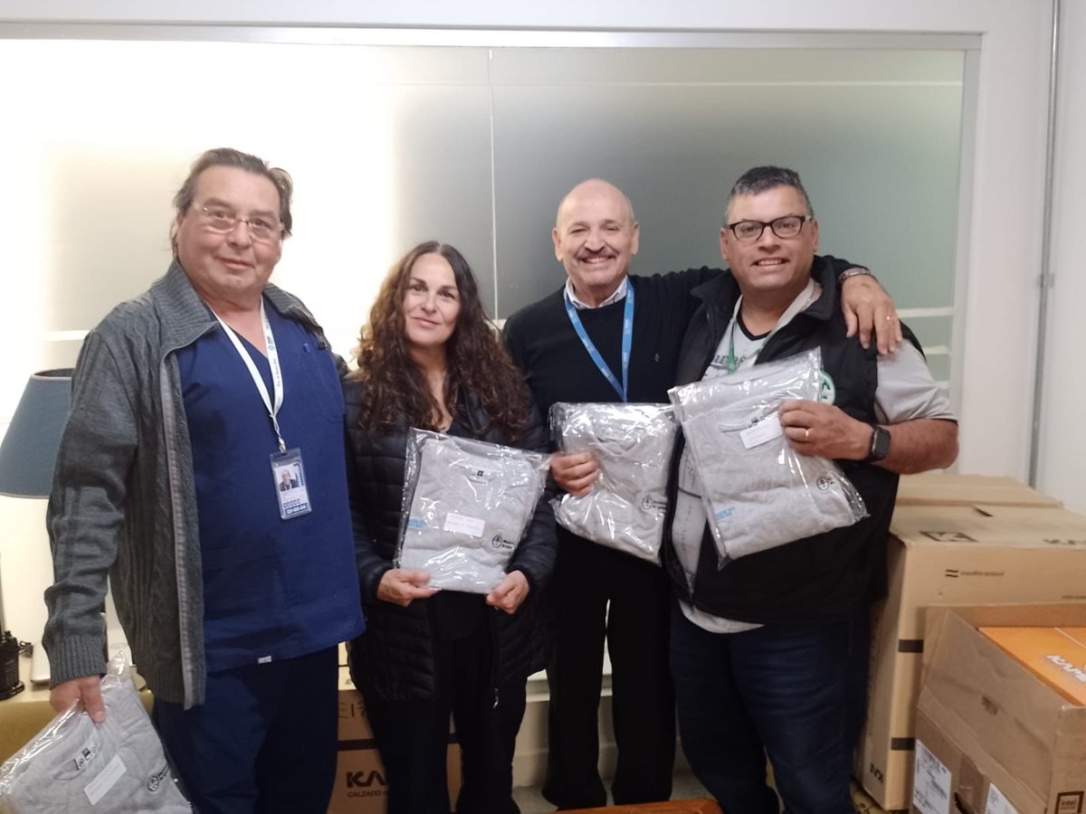 ✈️ Nos complace haber entregado nueva ropa institucional de seguridad a nuestro personal en los aeropuertos. Esta indumentaria especializada es una parte esencial de nuestro compromiso con la protección de quienes trabajan para garantizar la seguridad de la aviación civil. 👷👷🏻‍♂️