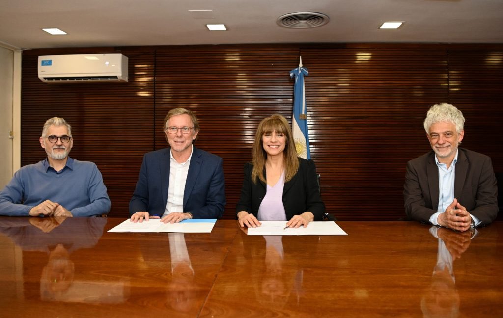 La presidenta de RTA, <a href="/rosariolufrano/">Rosario Lufrano</a> , y el secretario de Agricultura, Ganadería y Pesca de la Nación, <a href="/JuanjoBahillo/">Juan José Bahillo</a> , firmaron un acuerdo para la producción de materiales audiovisuales que pongan en valor la potencialidad del campo y del mar argentinos.

#MediosPúblicos #RTA