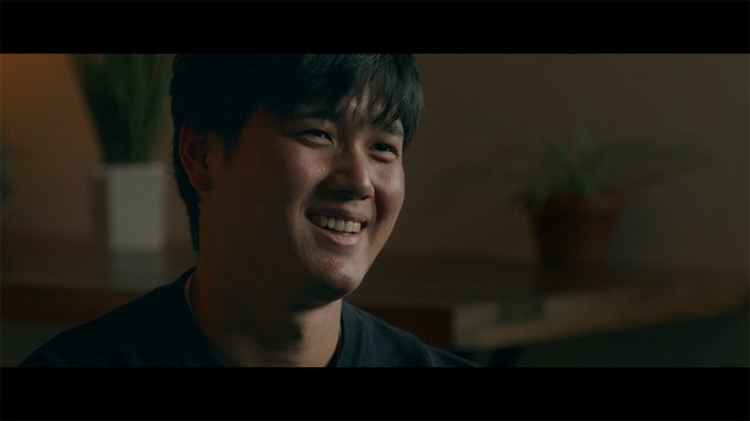 ShoTime_News's tweet photo. 大谷翔平の公式ドキュメンタリー映画 11月17日公開
『Shohei Ohtani - Beyond the Dream』

📸キービジュアルと場面写真が解禁

💬本人のコメント
「このドキュメンタリーで、自分の歩みを分かち合える機会に感謝しています。子供時代のヒーローたちが語ってくれた物語に、本当に感動しました。このドキュメンタリーが、何かを成し遂げるうえで大事な立ち上がる力、情熱、自信の証になることを願っています」

習字で「世界一」を記した思いも明らかに
https://t.co/fzwedGk7tU