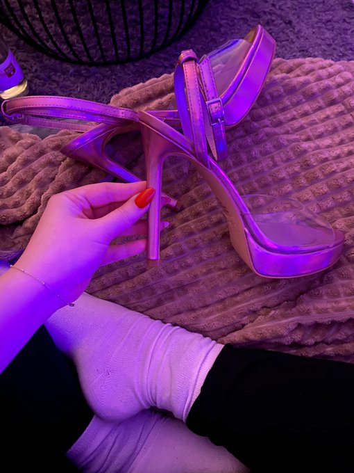 Ich brauch erst eine Unfallversicherung bevor mit den h&ouml;chsten Heels die ich habe, content mache 🤔 https://t