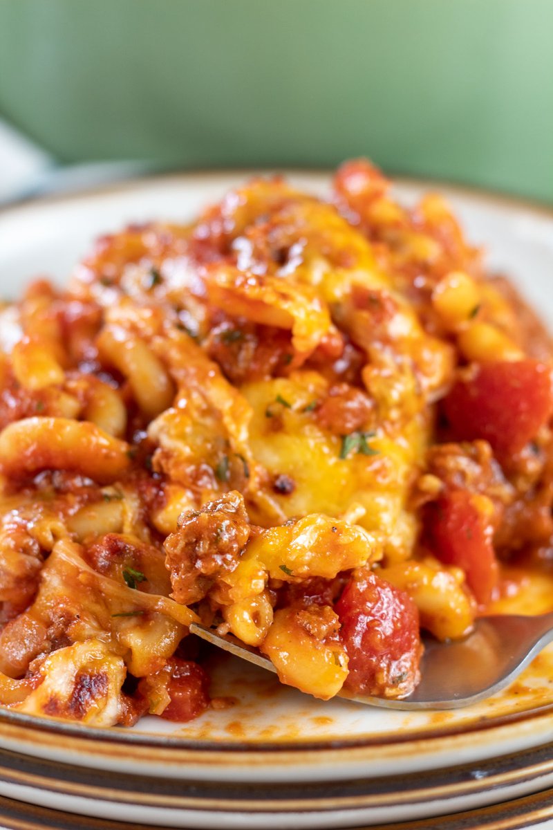 bakeitwithlove's tweet photo. My beefaroni recipe is a family favorite dinner featuring a flavorful tomato and ground beef meat sauce tossed with tender macaroni noodles! It's a big bowl of comfort food that never disappoints! #beefaroni #macaroni #dinner https://t.co/4EF6Mj4O0G via @bakeitwithlove https://t.co/mn5vcVnahQ