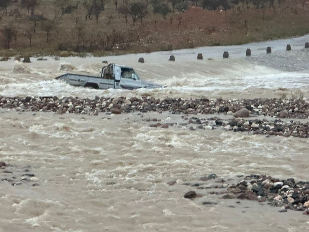 While #CycloneTej is dissipating, @WFP in #Yemen is still working hard 🦺 to support the Early Warning Center’s dissemination of up-to-date info about the storm ⛈️ and ensure that our GFA (General Food Assistance) is not delayed for our beneficiaries.