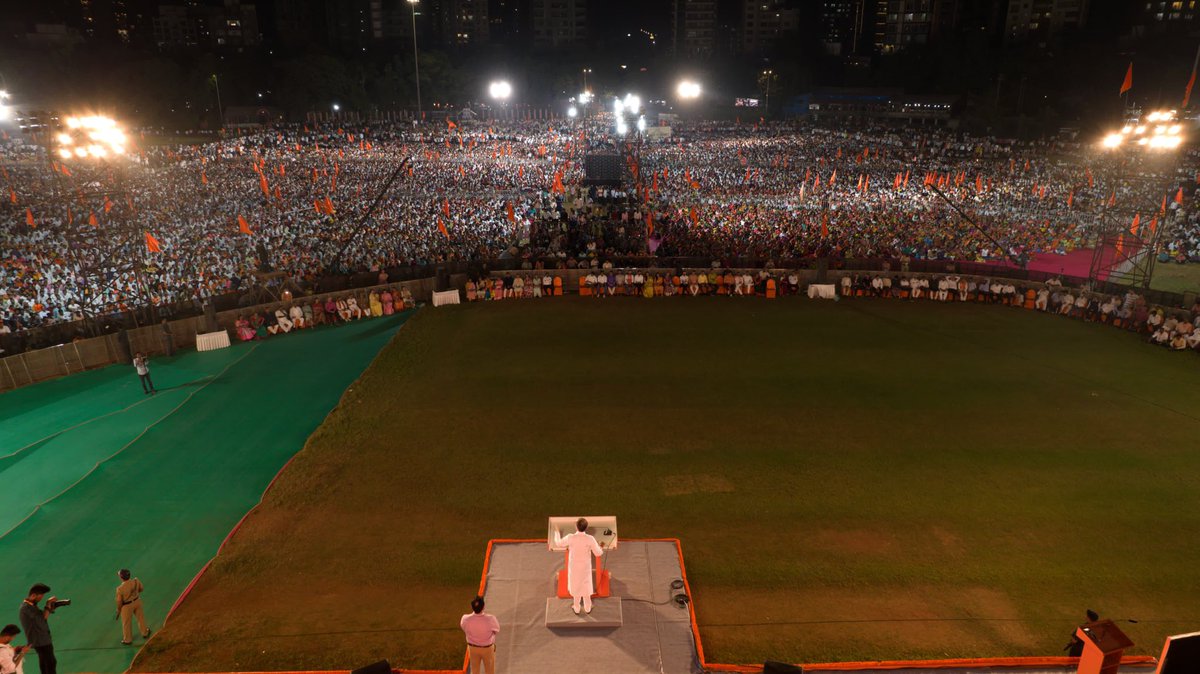 ShivSenaUBT_'s tweet photo. सहा दशकांची अभेद्य परंपरा, आमचा दसरा मेळावा!

ज्या दिवसाची प्रत्येक शिवसैनिक आतुरतेने वाट पाहतो तो ‘कुटुंबसोहळा’ आज त्याच उत्साहात, जल्लोषात आपल्या शिवतीर्थावर साजरा झाला. प्रत्येक शिवसैनिकाची निष्ठा, एकजूट हिच संघटनेची ताकद आहे हे पुन्हा एकदा मायबाप जनतेने दाखवून दिले. कुणी कितीही आड आलं तरी महाराष्ट्रात ‘दसरा मेळावा एकच’ हिच भूमिका घेऊन प्रत्येक शिवसैनिक आला आणि विचारांचं सोनं लुटलं. ह्यावेळी पक्षप्रमुख मा. श्री. उद्धवसाहेब ठाकरे ह्यांनी पक्षाची भविष्यातील भूमिका मांडत, धगधगत्या विचारांनी उपस्थितांची मने जिंकली.