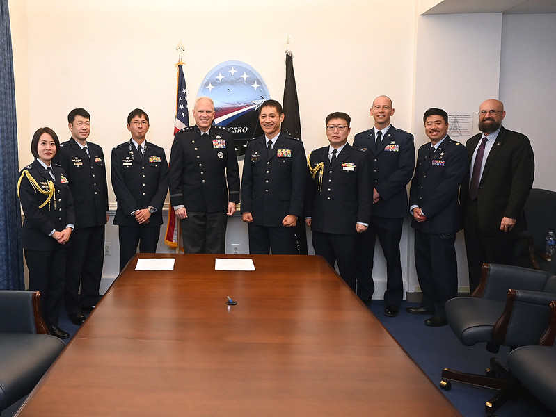 On Oct. 23, Space Force and @JASDF_PAO_ENG leaders signed the USSF-JASDF Bilateral Framework at the Pentagon. The framework is designed to identify, prioritize, & guide efforts related to the space security domain. 🇺🇸 🇯🇵 #PartnerToWin