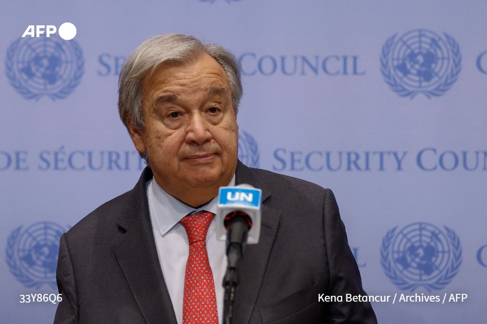 afpfr's tweet image. Le secrétaire général de l'ONU Antonio Guterres a dénoncé les "violations claires" du droit humanitaire à Gaza et réclamé un "cessez-le-feu humanitaire immédiat", devant un Conseil de sécurité toujours divisé au 18e jour de la guerre entre Israël et le Hamas 1/2 #AFP