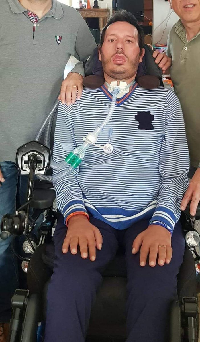 Oggi sarebbe stato il tuo compleanno 
Voglio ricordarti così...non sei stato solo un poliziotto affetto da Sla ma un uomo determinato che stimo per essersi impegnato a realizzare il primo stabilimento balneare accessibile ai malati gravi 
Ti abbraccio Gaetano