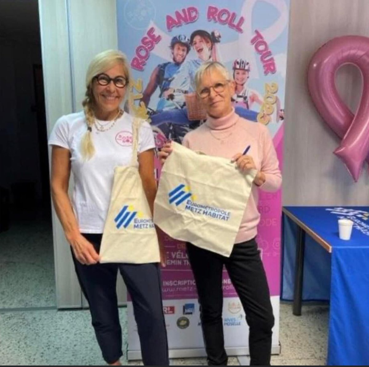 Eurométropole Metz Habitat a apporté sa généreuse contribution au Rose and Roll Tour ! 🩷
En présence du Directeur Général  Pascal COURTINOT, Anne Fritsch-Renard Présidente de la SEM EMH, ils ont remis ce jour un chèque de 1000€ à M-H Comazzetto, et N. Roeser, Trésorière.