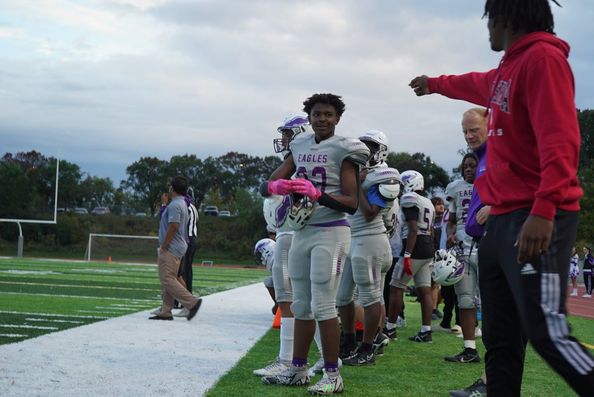 AnthonyK_47's tweet photo. Good season #33🏈 https://t.co/qbGTBfNu0j