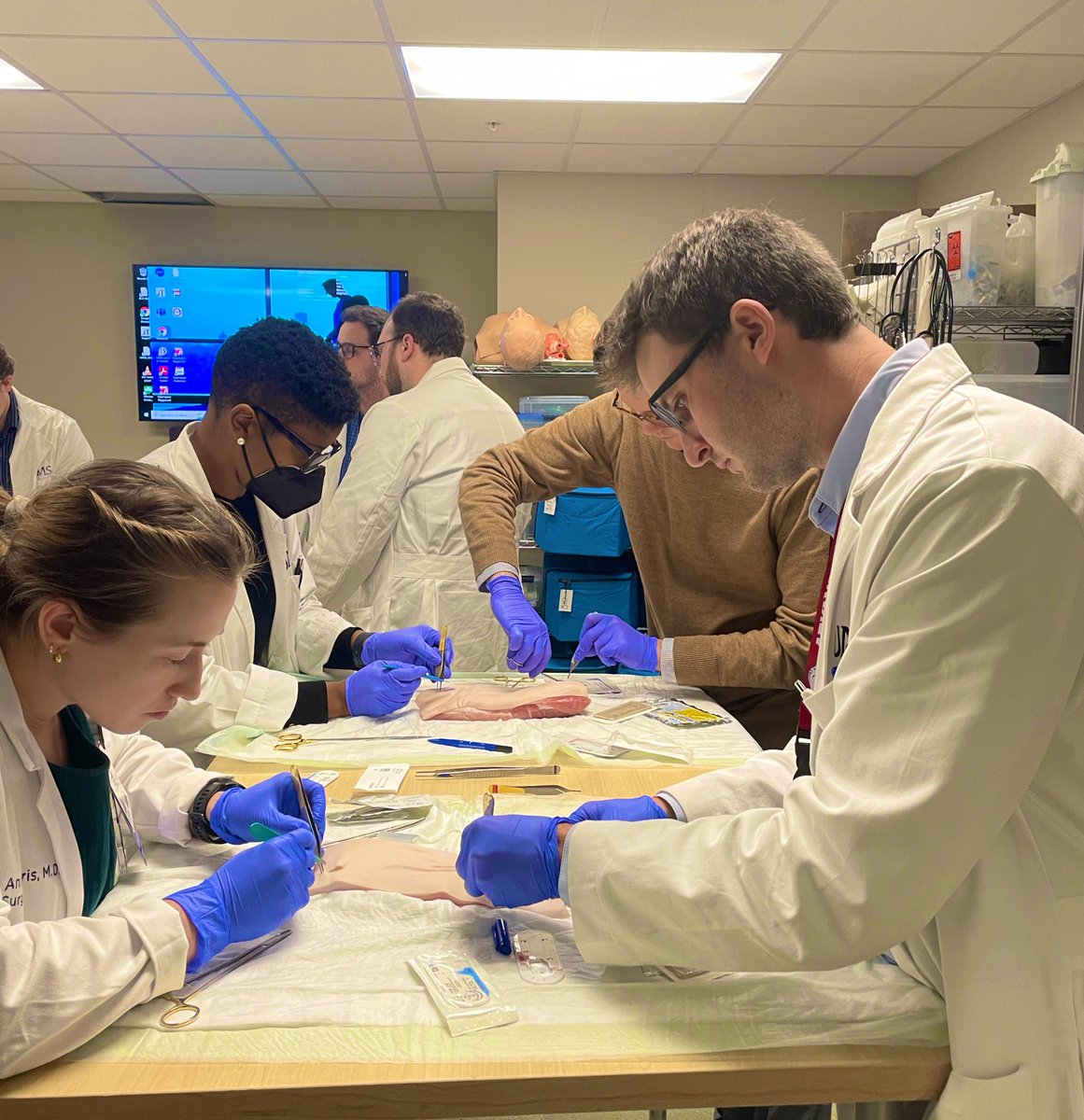 Great session led by @UAMS_Surgery Dr Wolter for our @uamshealth surgery interns on skin flaps & skin grafting Rehearsing skills as part of phase 1 ACSAPDS curriculum to optimize educational opportunities within the OR @AmCollSurgeons @APDSurgery #Match2024 #gensurgmatch2024