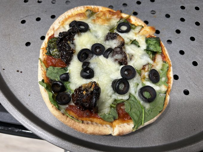 Pita pizza for lunch 🤗 what about you https://t.co/HvMsUbEpUP