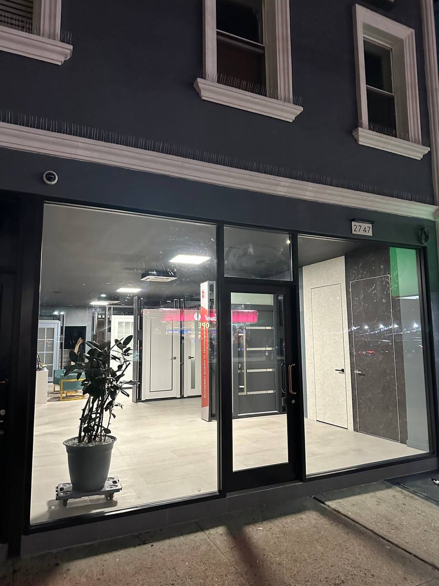 UnitedPorte's tweet photo. Our showroom is a treasure trove of inspiration, showcasing an array of beautifully installed hidden doors that will leave you in awe. Discover how these masterpieces seamlessly blend elegance with functionality. https://t.co/vAEPn75J5P