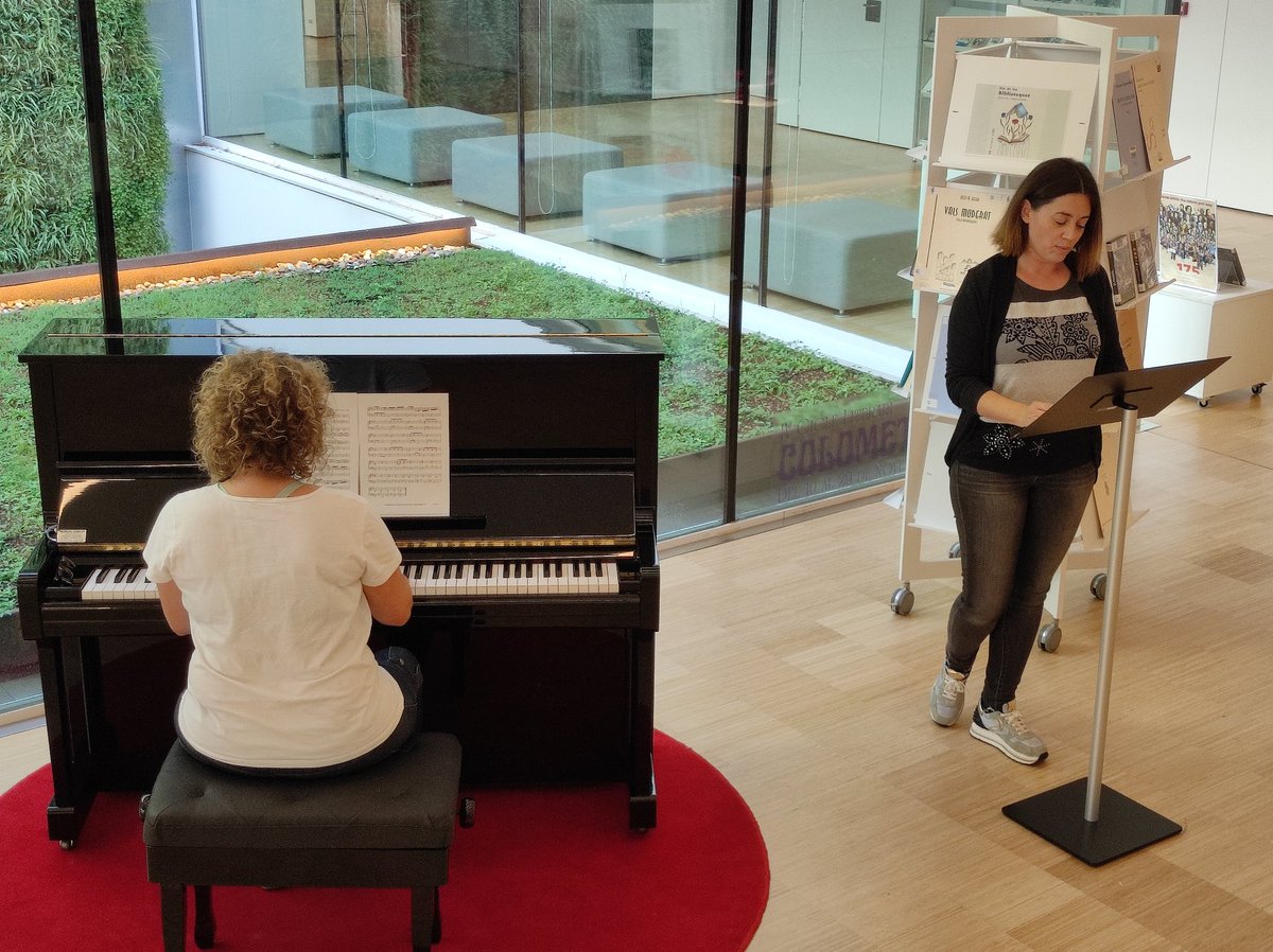 Celebrem el #DiadelesBiblioteques a la #BiblioRahola amb música i lectura 🥰📚🎹🎶