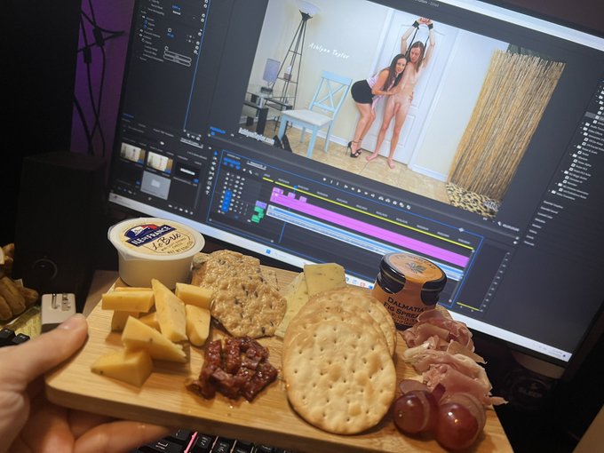 It&rsquo;s my birthday week so I made myself charcuterie for lunch at work 😏 😋 https://t.co/9inCUJfGuE<a href="/tag/luxe"class="tags"><span>#luxe</span></a>