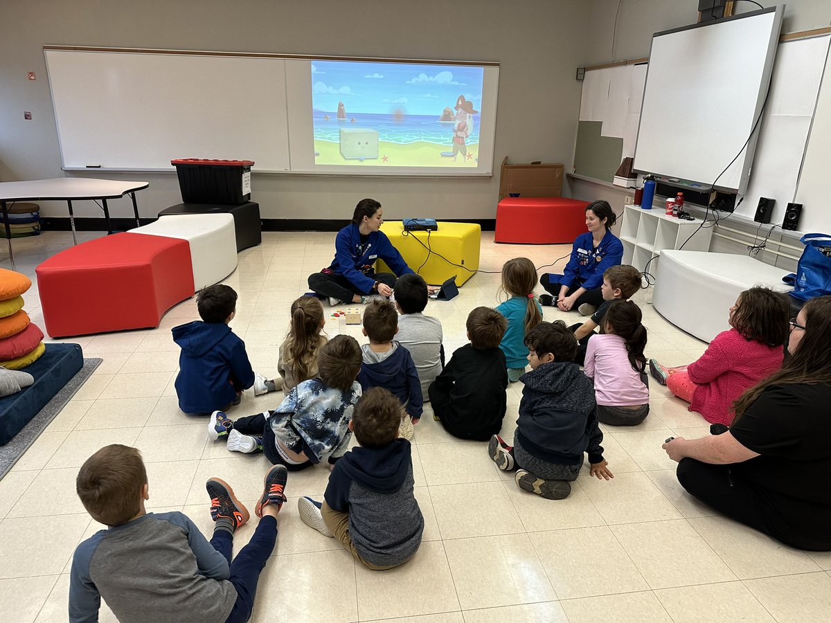 StAlexDragons's tweet photo. @ScienceNorth Bluecoats, in our Learning Commons, teaching CanCODE to #stalexander Sts today. #Coding is FUN!!! @npsc_schools #npscdsb #STADragons #houseofdragons @CatholicEdu https://t.co/Xz1BLbCoE8