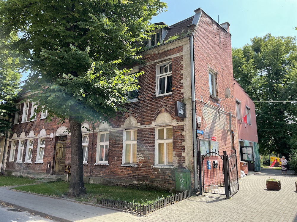 What is the vision behind #Gdańsk’s #socialpolicy
focusing on the neighbourhood level, partnering up
with activists, #communitygroups and #NGOs? How do “neighbourhood houses” generate #socialinclusion?🏚️ Read our latest article: .twtr.to/ByMzU