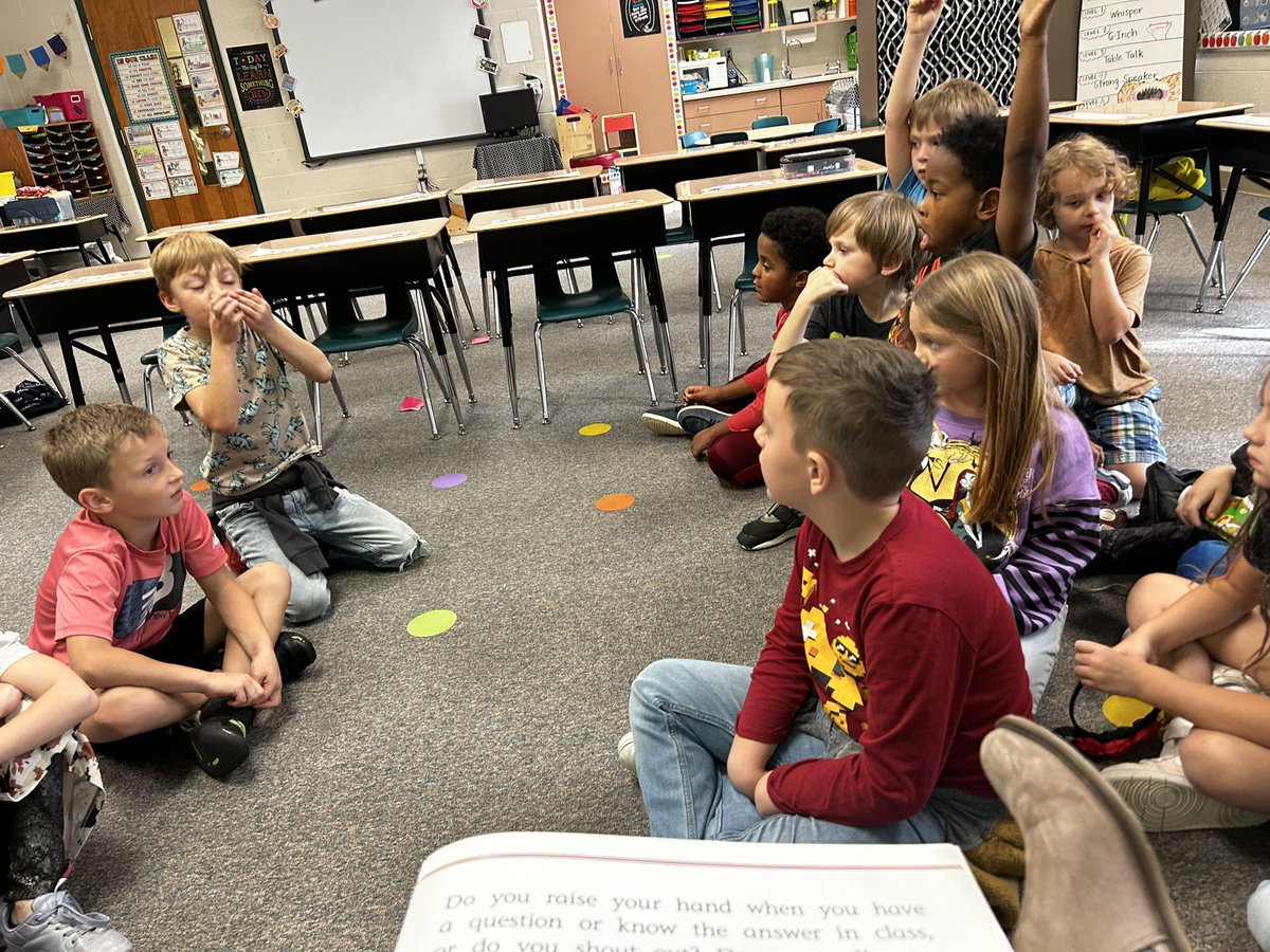 Today during ELA we held a debate: 
Do you think people should be rewarded for following rules? 
They had the chance to change the opposing side’s mind and move sides. 
What do you think?
#benchmarkadvance #responsiblecitizens <a href="/CENT_Tweets/">Centennial Panthers</a>