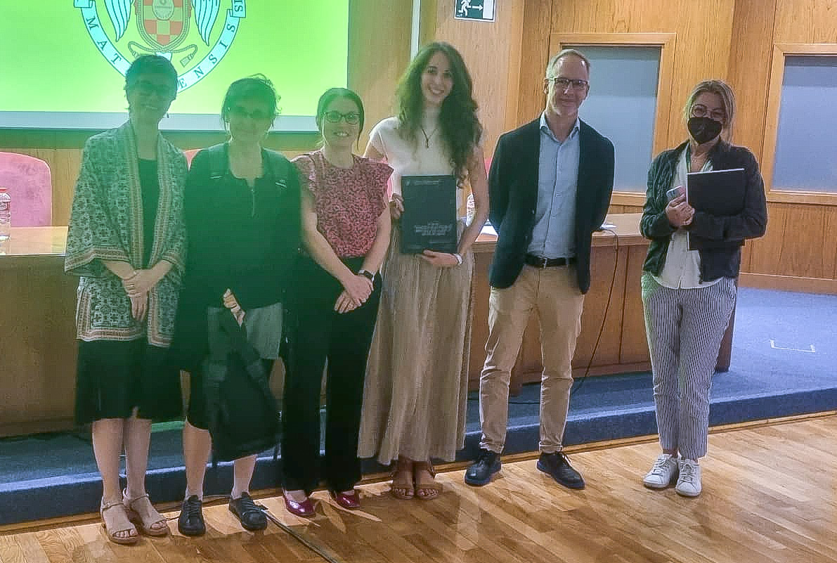 Raquel Ferreras ha defendido su tesis doctoral  titulada "Mecanismo de acción de un aptámero frente a MNK1 en cáncer de mama" que fue calificada como sobresaliente. La tesis se ha realizado en el Grupo de aptámeros del IRYCIS, dirigida por la Dra. Elena Martín. Felicidades!!