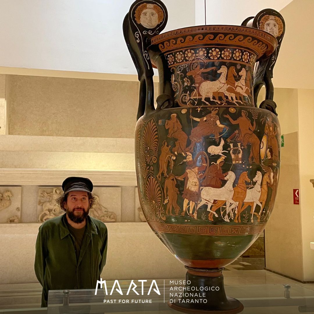 Il noto cantautore Vinicio Capossela da sempre ama Taranto e il suo Museo, e ogni volta che è qui non perde occasione per fare visita al MArTA e alle sue ricche sale espositive. In questa foto apprezza il celebre Cratere a con partenza di Anfiarao. Ecco "che coss'è l'amor"!