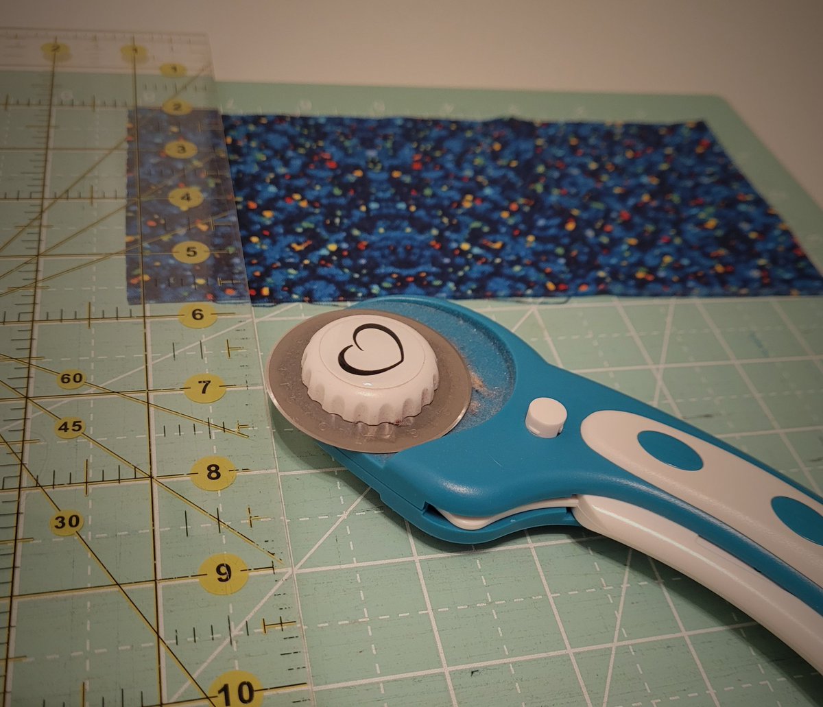SydneyFrusti's tweet photo. The politics in my book have become too knotted to untangle presently. That means...sewing is on the docket today while I let my brain simmer!

#writinglife #amwriting #sewingproject https://t.co/UW6Utw7kI1