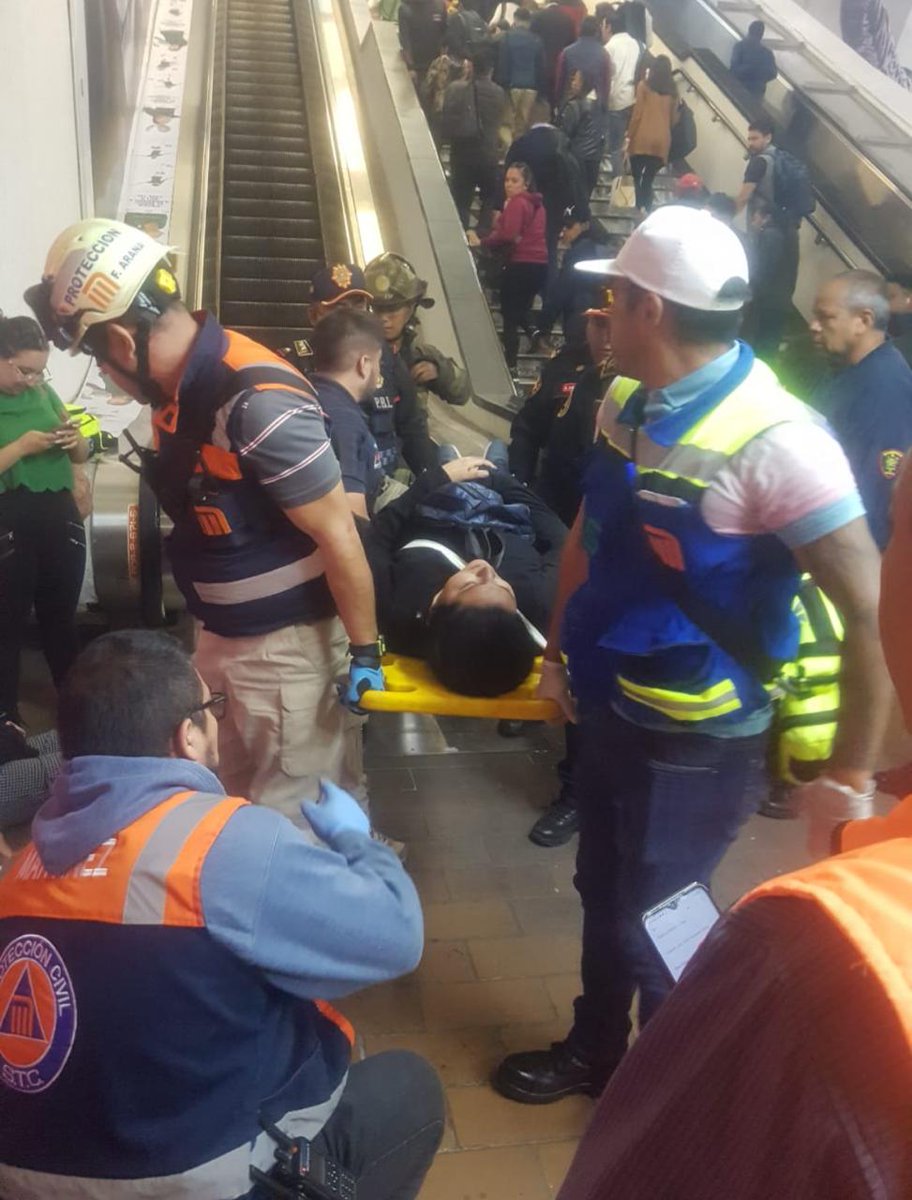 CapitalMX_'s tweet photo. #EnterateCDMX
En redes sociales se ha hecho viral videos sobre la caída de 7 personas de las escaleras eléctricas de la estación del @MetroCDMX #Polanco
Se reporta que las escaleras se detuvieron intempestivamente y comenzaron a operar en sentido contrario. https://t.co/g1vQmOX7tL