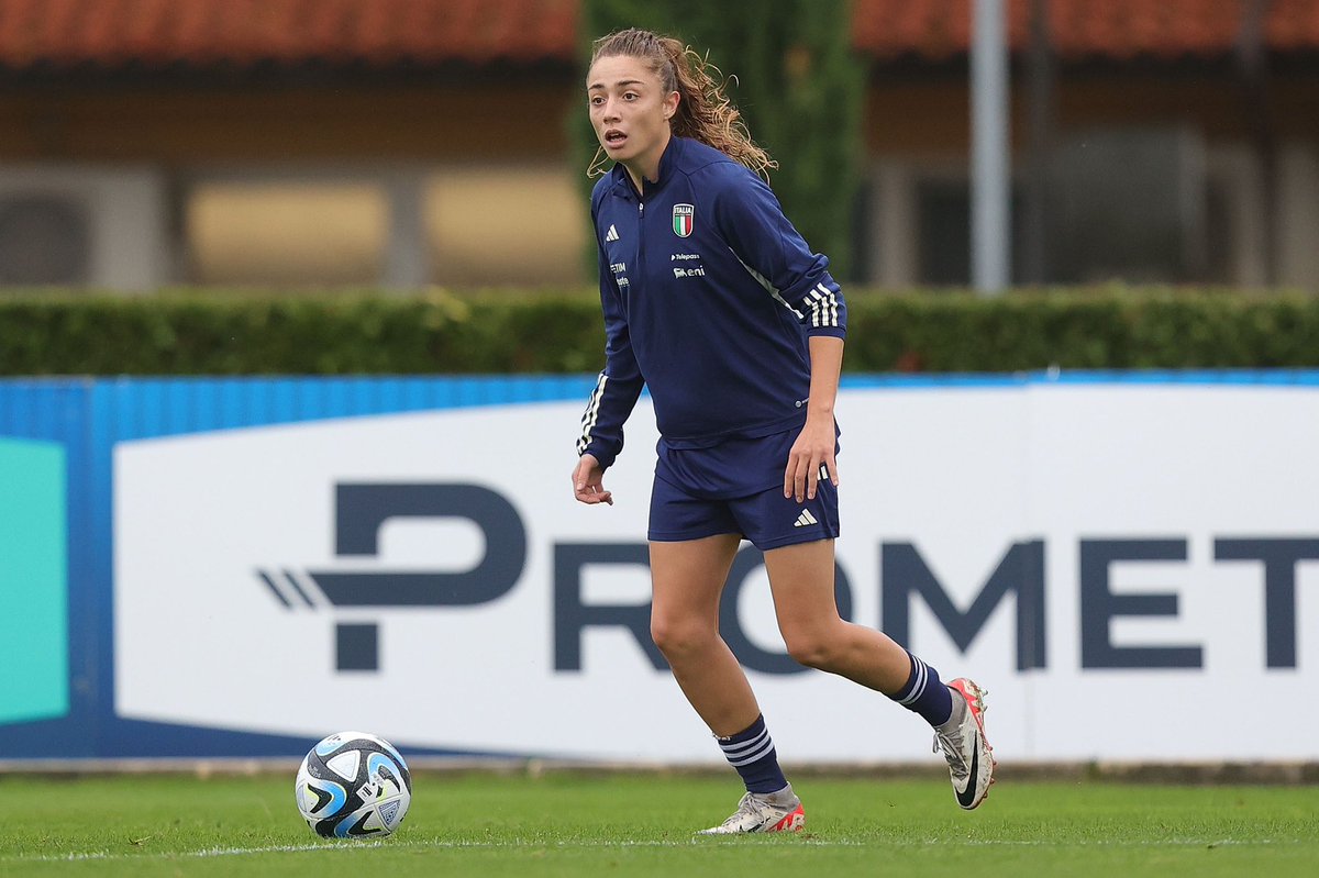 AzzurreFIGC's tweet photo. 𝐺𝑎𝑙𝑙𝑒𝑟𝑦 𝑑𝑎 𝐶𝑜𝑣𝑒𝑟𝑐𝑖𝑎𝑛𝑜 📸

Oggi allenamento congiunto con la Primavera della @ACF_Womens 🏃🏻‍♀️

#Nazionale 🇮🇹 #Azzurre #LeAzzurreSiamoNoi https://t.co/xxDrOoyZY7