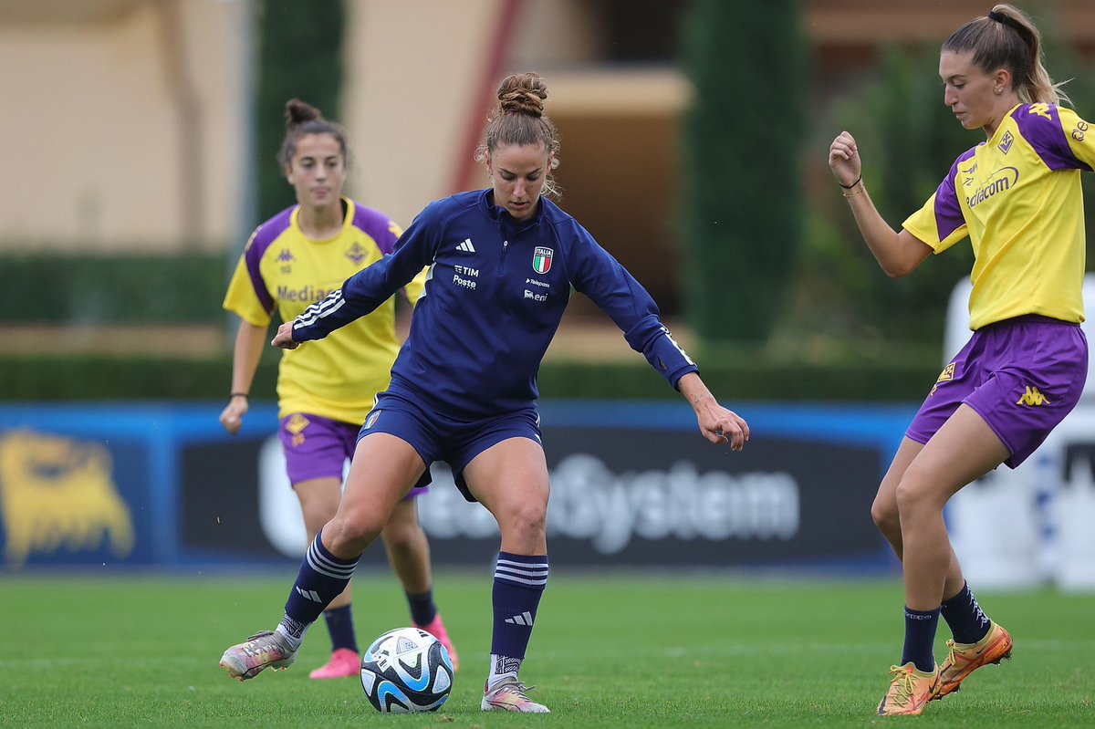 AzzurreFIGC's tweet photo. 𝐺𝑎𝑙𝑙𝑒𝑟𝑦 𝑑𝑎 𝐶𝑜𝑣𝑒𝑟𝑐𝑖𝑎𝑛𝑜 📸

Oggi allenamento congiunto con la Primavera della @ACF_Womens 🏃🏻‍♀️

#Nazionale 🇮🇹 #Azzurre #LeAzzurreSiamoNoi https://t.co/xxDrOoyZY7