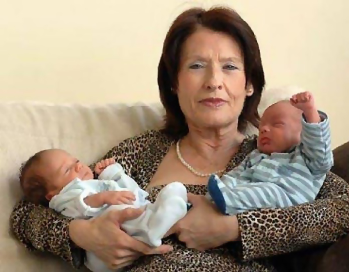 WWR_pt's tweet photo. 👶 María del Carmen Bousada de Lara (Espanha) se tornou a mãe mais velha do mundo

ao dar à luz gêmeos através de FIV aos 66 anos em 2006.

#Maternidade #WWR https://t.co/mf1KtfsUtA