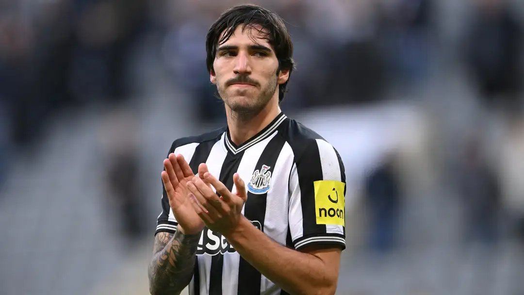 Isak_NUFC's tweet photo. Bad news for Newcastle 

Sandro Tonali 10-month ban after admitting to betting on matches in which he played during his time at Milan. #NUFC https://t.co/RhJf4R1Uqj