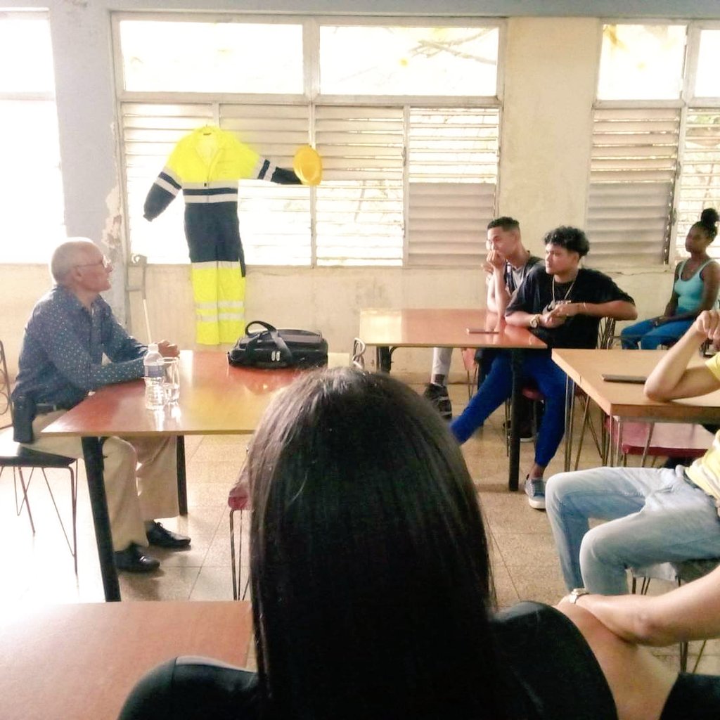 yurisley_valdes's tweet photo. Dialogo  del Primer Rector @UniversidadMoa Profesor Dr. C. José Antonio Otaño Noguel sobre la historia de la enseñanza de Minería y la Geología en Cuba y la fundación del ISMMM con las jóvenes generaciones @CubaMES @WalterBG_MES #47añoscreciendoconciencia
#aniversario47umoa https://t.co/j9SS7zw4o1