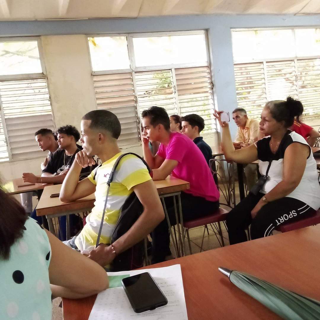 yurisley_valdes's tweet photo. Dialogo  del Primer Rector @UniversidadMoa Profesor Dr. C. José Antonio Otaño Noguel sobre la historia de la enseñanza de Minería y la Geología en Cuba y la fundación del ISMMM con las jóvenes generaciones @CubaMES @WalterBG_MES #47añoscreciendoconciencia
#aniversario47umoa https://t.co/j9SS7zw4o1