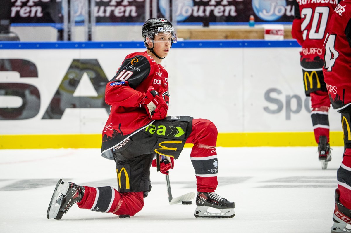 SHLse's tweet photo. Pucken är släppt i kvällens tre matcher! Blir någon av dessa tre glödheta lirare målskytt ikväll tror du?🏒🤔
#LHCRBK #VLHFHC #MIFHV71 #SHL #twittpuck #svsshl #ishockey https://t.co/ozwxJNr78s