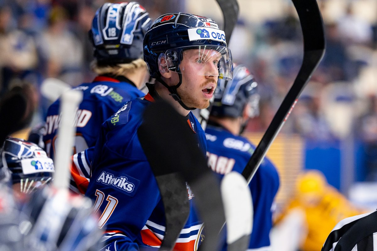 SHLse's tweet photo. Pucken är släppt i kvällens tre matcher! Blir någon av dessa tre glödheta lirare målskytt ikväll tror du?🏒🤔
#LHCRBK #VLHFHC #MIFHV71 #SHL #twittpuck #svsshl #ishockey https://t.co/ozwxJNr78s