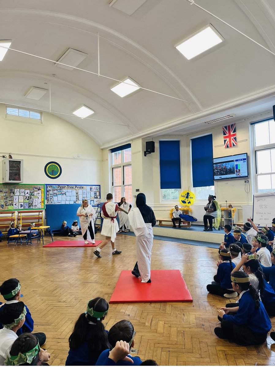 peartreejunior's tweet photo. Year 4 have had a fantastic Roman Experience Day. Pottery making, learning Latin, gladiator training and a visit to the amphitheatre...all in one day! We also loved seeing how creative the Y4 teachers were with their outfits ๐ #BringingHistoryToLife #PearTreePride ๐๐๐ https://t.co/UxJRUwatba