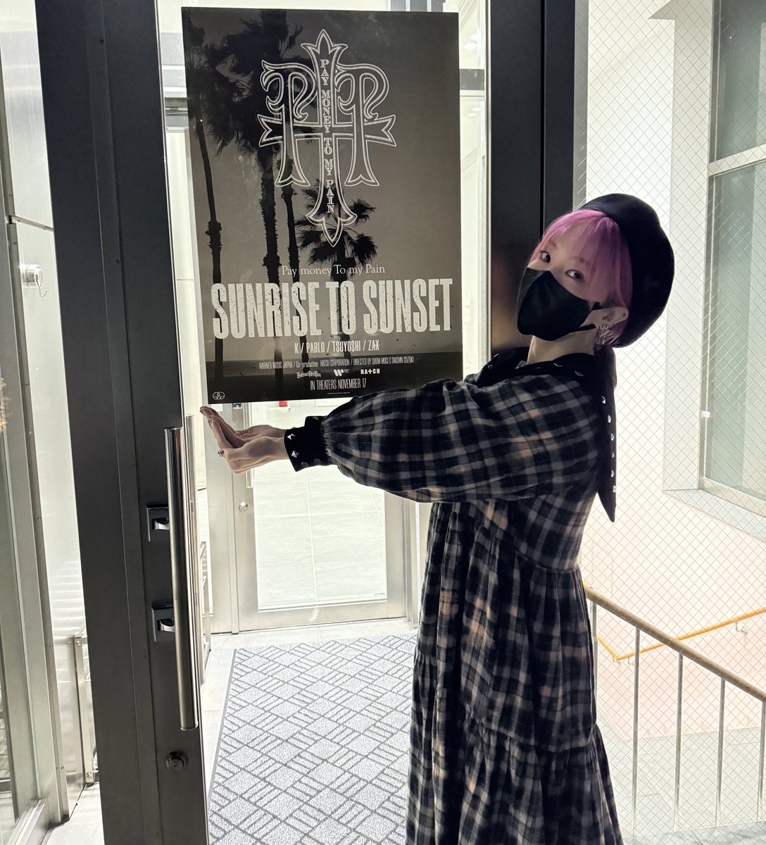 LiSA_OLiVE's tweet photo. 11/17より公開の映画『SUNRISE TO SUNSET』を一足先に観てきました。

とても心が苦しくなった。
泣きすぎて頭が痛い。

PTPのみなさんの大きな愛情、人柄と強さを感じた映画でした。
バンドっていいな。
仲間っていいな。
男の子達って羨ましいな。
先輩達の背中はずっとずっとかっこいいな。

私たちが今音楽で楽しめている場所は、たくさん悩んで傷ついて戦って切り開いてきてくれた先輩達がいるから。

その1人、PABLO先輩とステージに立たせてもらえる幸せを、心強さを、感謝を、尊敬を、自信を改めてよく噛み締めています。

生きて全力で歌います。
金沢もよろしくお願いします☻

 映画『SUNRISE TO SUNSET』
11/17公開です🎞️

監督：茂木将
出演：Pay money To my Pain
©2023 Warner Music Japan Inc.

@S_T_S_P_T_P 
@ptp_official
@TSUYOSHI_PTP
@BACK_to_APRIL 
@JINKANZA
@JieiMogi 

https://t.co/yHEjrkLP4d
https://t.co/EV8Vlr0olc