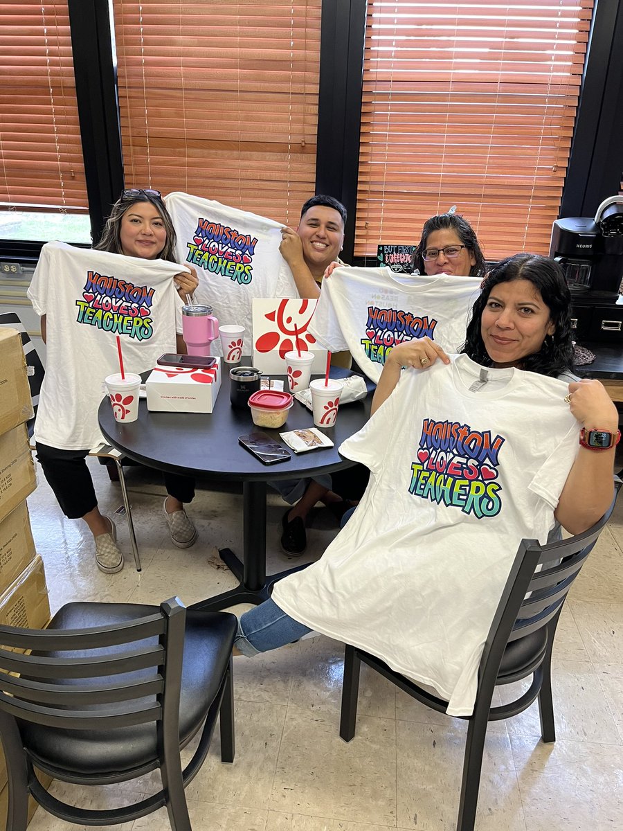 PughRamsHISD's tweet photo. Thanks to @GoodReasonHou, @HCHSA and #HoustonLovesTeachers for feeding our wonderful staff with some #ChikFilA today! Thank you teachers for all you do! 
@TeamHISD @HoustonISD @HISDCentral https://t.co/ACxEXw6DWh