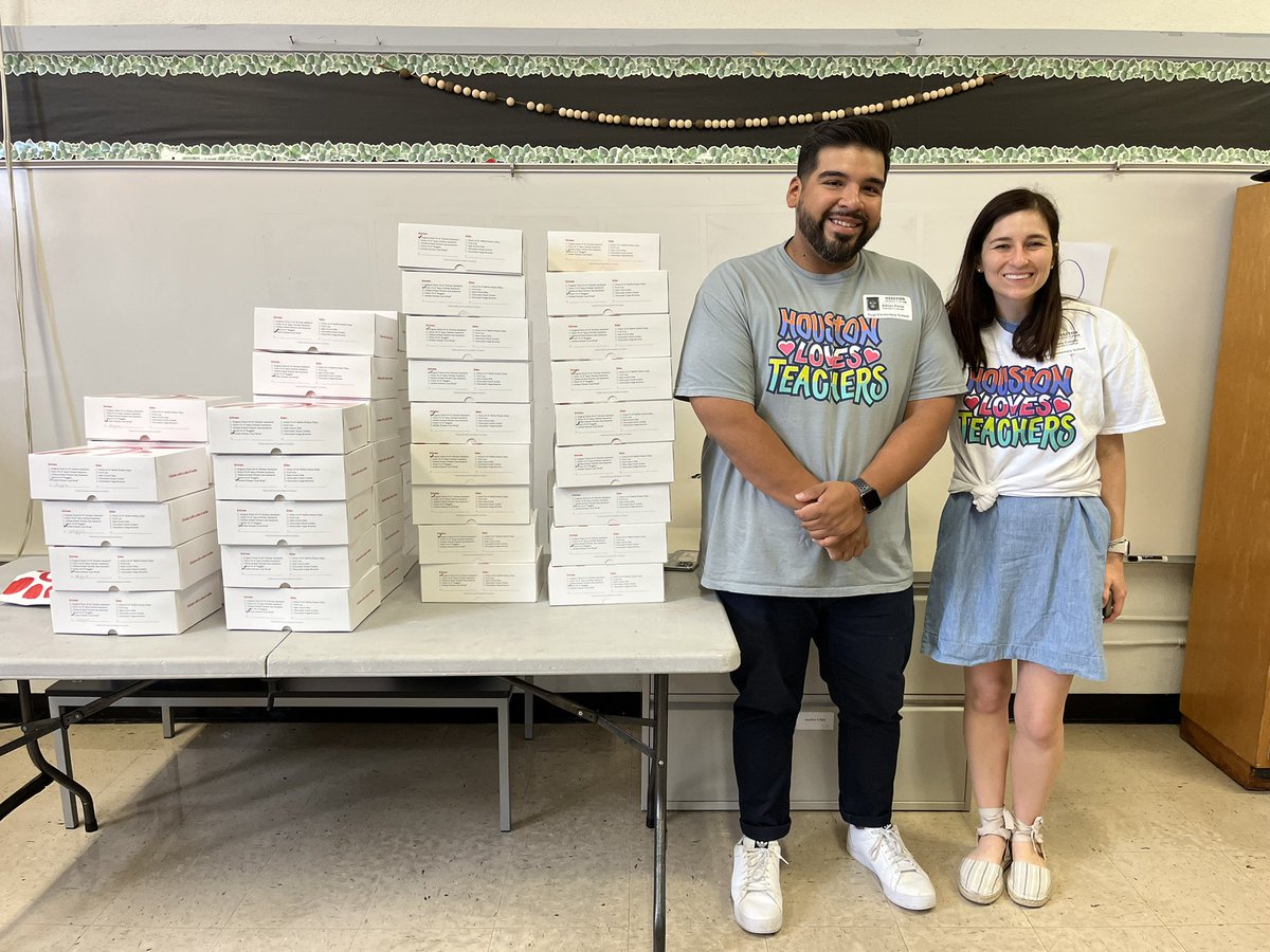 PughRamsHISD's tweet photo. Thanks to @GoodReasonHou, @HCHSA and #HoustonLovesTeachers for feeding our wonderful staff with some #ChikFilA today! Thank you teachers for all you do! 
@TeamHISD @HoustonISD @HISDCentral https://t.co/ACxEXw6DWh