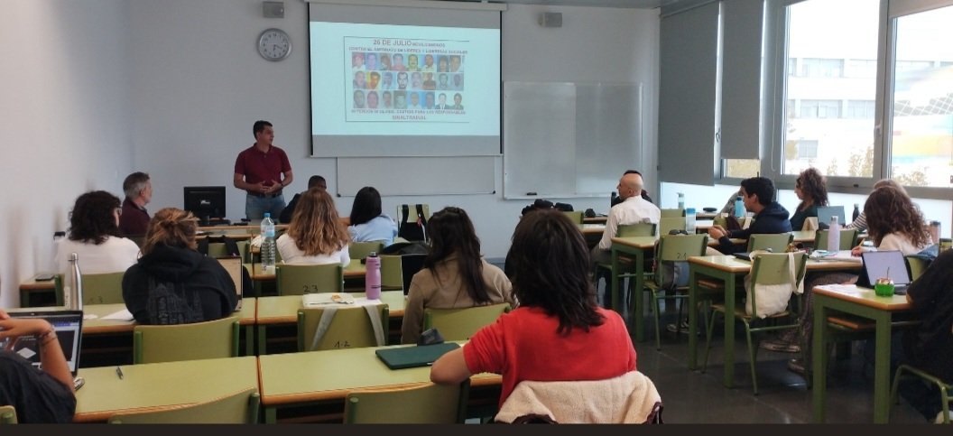 SinaltrainalInt's tweet image. x.com/VDefensa/statu…
Compartiendl con Las y los estudiantes del máster de cooperación @ccd_upv  ,  reflexionando sobre los impactos de las multinacionales y la explotación de recursos naturales en el Sur Global.
Gracias por @Solsoc @CGT_Commerce #DefenderAQuienDefiende