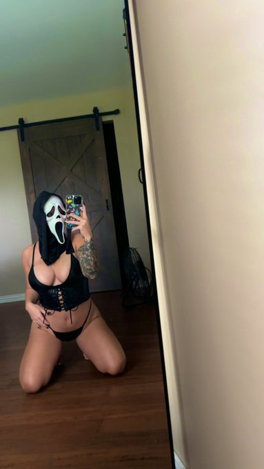 Ghost face fuck?😈 https://t.co/ow3MRRG62z