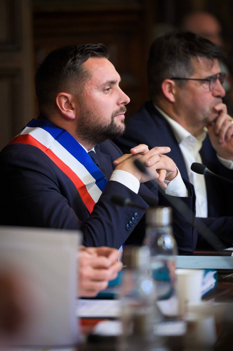 axel_dugua's tweet photo. 🇫🇷 C'est avec émotion que je m’adresse à vous aujourd’hui.

Hier lundi, le conseil municipal m’a élu Maire de Saint-Chamond.
En effet, suite à l'élection d'Hervé Reynaud comme sénateur, celui-ci a décidé de démissionner de son mandat de Maire.
 
À l'issue d'un vote interne de notre majorité, j'ai été désigné comme candidat au poste de Maire et François Morange a donc présenté hier ma candidature au suffrage des membres du Conseil Municipal.

Je mesure l'importance de la confiance qu'ils ont placée en moi et de la responsabilité qui est désormais la mienne en accédant au poste de Maire.
 
Depuis mon engagement en politique auprès des Saint-Chamonais il y a plus de 10 ans maintenant, et grâce à la confiance d'Hervé Reynaud, qui m'avait confié la délégation à la jeunesse dans un premier temps, puis celle des sports, j'ai pu m'engager de façon intense et complète dans mes fonctions de conseiller délégué puis d'adjoint.
 
Aujourd'hui, mon expérience d'élu, ma connaissance des dossiers, mon rapport privilégié avec les habitants de notre ville, je veux continuer à les mettre au service de toutes et tous.

Car nous devons poursuivre les projets mis en œuvre avec notre équipe et mes collègues élus depuis 10 ans. Car Saint-Chamond a changé, s'est transformé, a su relever les défis qui se sont imposés à nous.
 
Et ce grâce à une équipe soudée, unie et motivée, au service des Saint-Chamonaises et des Saint-Chamonais.
 
Vous pouvez compter sur moi, et sur notre équipe, pour poursuivre le travail engagé, et être investis totalement pour Saint-Chamond.