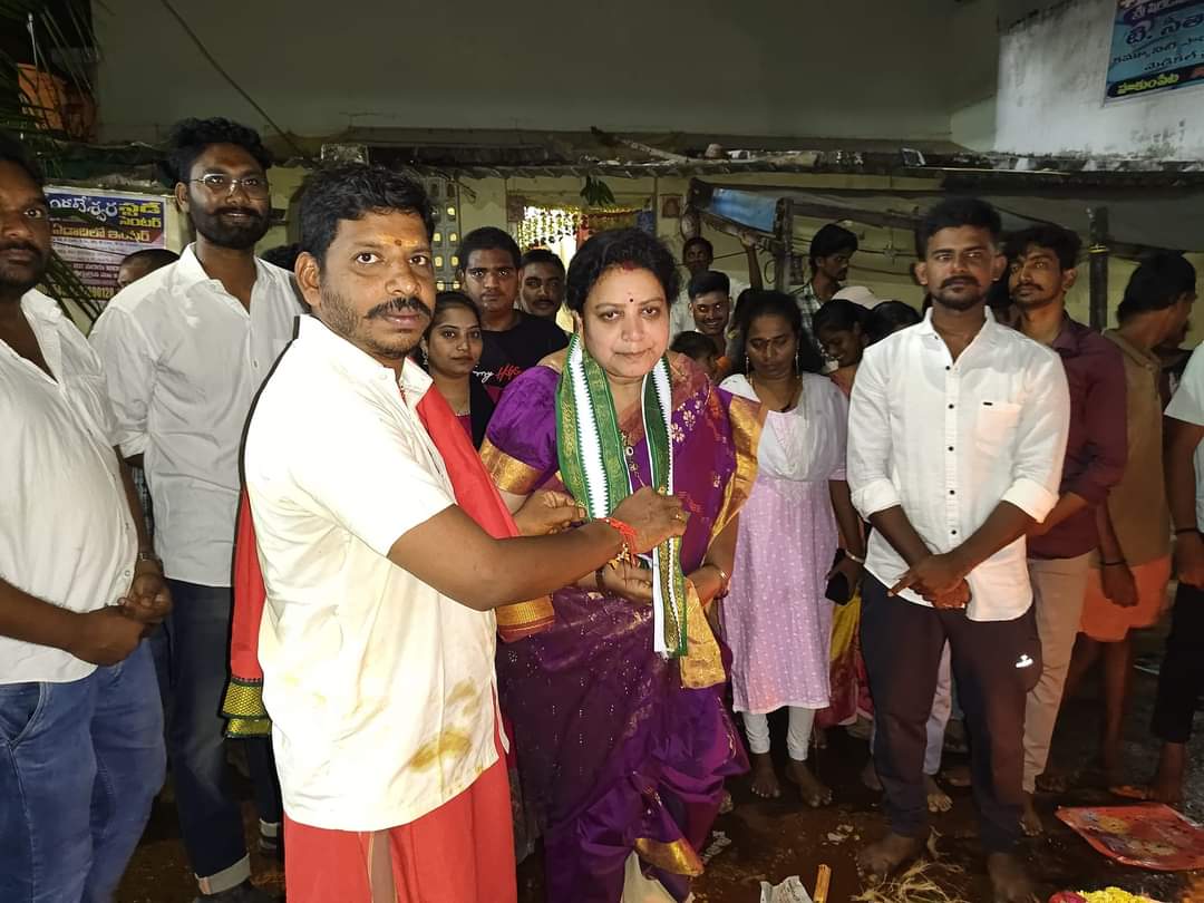 Kiranjsp99's tweet photo. ఈరోజు విజయనగరం జిల్లా లో రాష్ట్ర ప్రధాన కార్యదర్శి, విజయనగరం అసెంబ్లీ ఇంచార్జి శ్రీ మతి పాలవలస యశస్వి గారు హుకుంపేట లో పైదితల్లి అమ్మవారు సిరిమనినీ దర్శించుకోవడం జరిగింది.
@yasasviofficial
#JSPSocialActivities
#JanaSenaParty https://t.co/SRXb9nYYBs