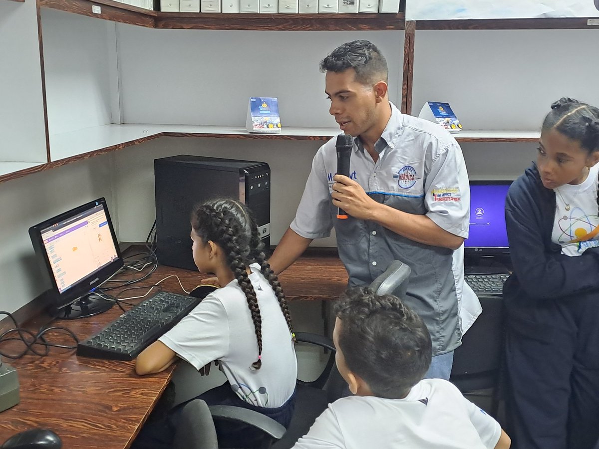 Junto al presidente de <a href="/FundaciteAragua/">MinCyT - Aragua</a> <a href="/merentes_pedro/">Pedro Merentes</a> activamos el Nucleo de Robótica Doctor Clemente Herrera, para la formación de los niños/as y adolescentes en robótica. 
#5VecesSi 
<a href="/NicolasMaduro/">Nicolás Maduro</a> 
<a href="/_LaAvanzadora/">Yelitze Santaella</a> 
@MPPEDUCACION 
<a href="/Soykarinacarpio/">Karina Carpio</a> 
<a href="/Gabrielasjr/">Gabriela Jiménez</a> 
<a href="/CDCEAragua/">CDCE ARAGUA</a>
