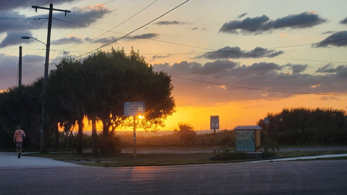 #unfiltered 
What a gorgeous sunrise this morning!! 🌞 It's a great day to live in paradise! ⛱️ 
#thetracyteam #veteranowned #movetothebeach #floridaliving #beachvibes