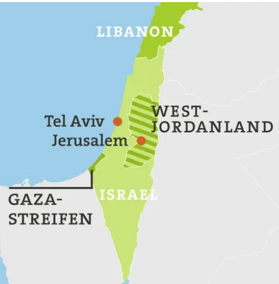SHomburg's tweet photo. Gazakrieg: Klicken Sie auf diesen Tweet, um ihn ganz zu lesen.

Der Koran, die Bibel und die Thora erzählen von Moses, der die Israeliten einst aus der Herrschaft des Pharao führte. Seither stand das in der Karte gezeigte Gebiet Jahrtausende unter fremder Herrschaft von Römern, Griechen oder Ägyptern. Zuletzt war es Teil des Osmanischen Reichs.

1920 teilten die Sieger des Ersten Weltkriegs das Osmanische Reich auf und schufen Staaten wie Syrien oder den Irak. Die teils willkürliche Aufteilung bereitet bis heute Probleme, etwa bei der Kurdenfrage. Das in der Karte gezeigte Gebiet wurde kein Staat, sondern Mandat des Völkerbunds unter britischer Verwaltung.

1948 entschied die UNO-Generalversammlung mit großer Mehrheit, zwei Staaten zu errichten und sie durch eine Wirtschaftsunion zu verbinden: Israel und Palästina. Israel rief seinen Staat aus. Die Gegenseite rief keinen Staat aus. Vielmehr griffen sechs arabische Staaten Israel an, um es zu eliminieren. Wider erwarten gewann Israel den Krieg. Die nachfolgende Flucht bzw. Vertreibung von Palästinensern (Nakba) wird von ihnen bis heute als Trauma erlebt.

1967 sperrte Ägypten Israels Zugang zum Roten Meer und marschierte an der Grenze auf. Den folgenden Sechs-Tage-Krieg gewann Israel gegen Ägypten, Syrien und Jordanien.

1973 wurde Israel an seinem höchsten Feiertag von Ägypten und Syrien überfallen, gewann aber auch diesen sogenannten Jom-Kippur-Krieg.

Frieden und Verständigung: Später schloss Israel Friedensverträge mit Jordanien (1994) und Ägypten (1979). Der ägyptische Präsident Sadat wurde deshalb von einem islamischen Extremisten ermordet. Auch zwischen Israel und den Palästinensern kam es zur Verständigung. Der israelische Ministerpräsident Rabin wurde deshalb von einem jüdischen Extremisten ermordet.

2005 zog Israel aus dem Gazastreifen ab, der seither allein von Palästinensern verwaltet wird. Wegen anhaltender Angriffe errichtete Israel jedoch einen Schutzzaun. Weil auch Ägypten seine Grenze zum Gazastreifen schützte, fühlen sich die dort lebenden Menschen eingesperrt.

Gegenwart: Man sollte sehr vorsichtig urteilen, weil es für den aktuellen Krieg keine plausible Erklärung gibt:

1. Warum hat Israel den militärischen Schutz der Gazamauer abgezogen und rund sechs Stunden lang nicht auf das Massaker reagiert, obwohl sofort Hilferufe abgesetzt wurden?

2. Warum hat Hamasführer Ismail Haniyya, der bei seinen Förderern in Katar wohnt, den Angriff überhaupt befohlen? Frühere Konflikte (Intifadas) entstanden spontan, der jetzige Überfall war sorgfältig geplant. Es ist unklar, welches politische oder militärische Ziel er haben könnte.
