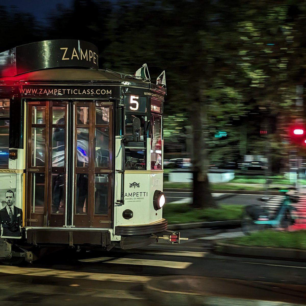 andreborud's tweet photo. Evening traffic in Milan https://t.co/3Z5WPz1jrU