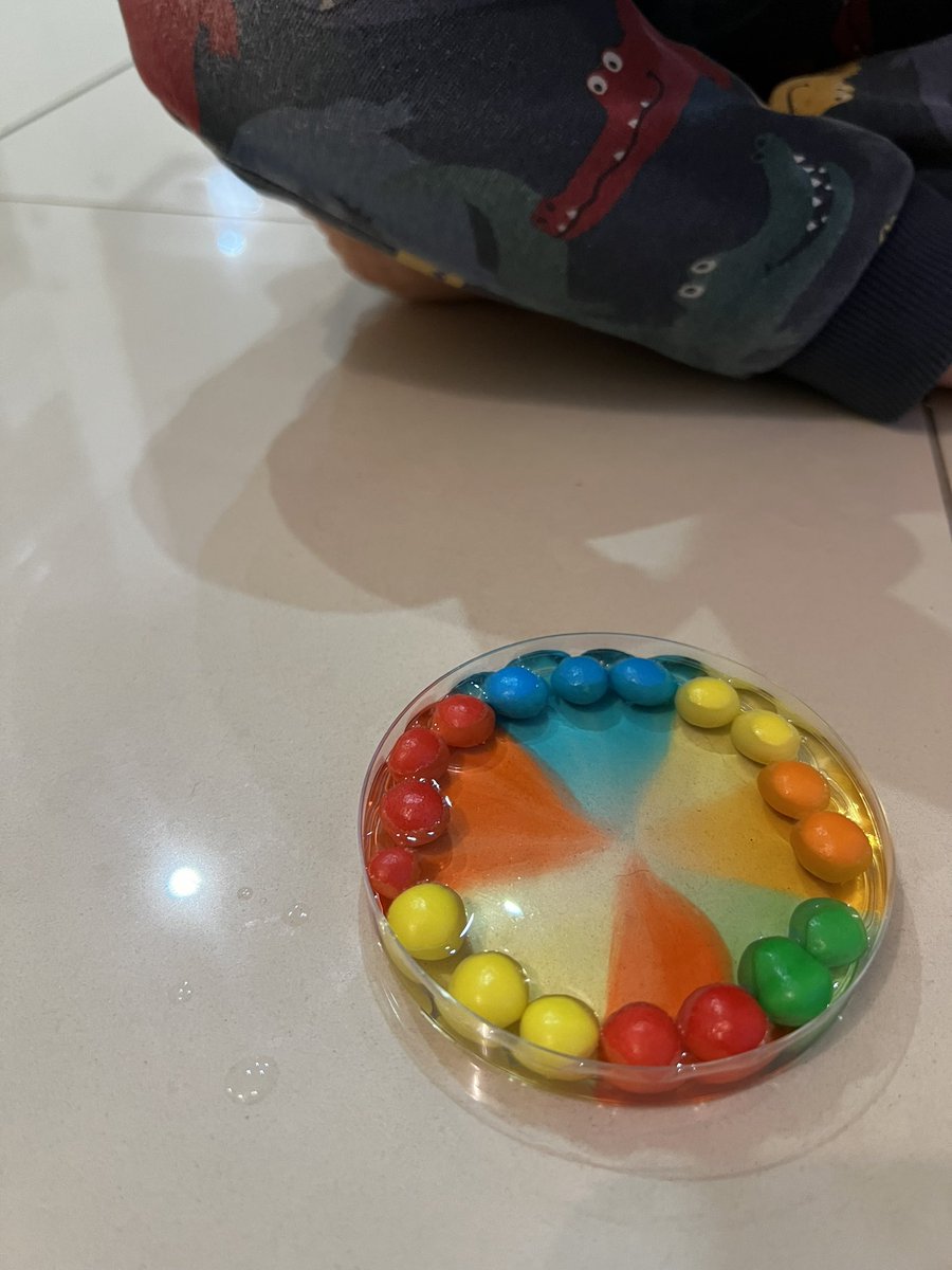 Four year old’s latest obsession is ‘can we do a science experiment?’ 🥰