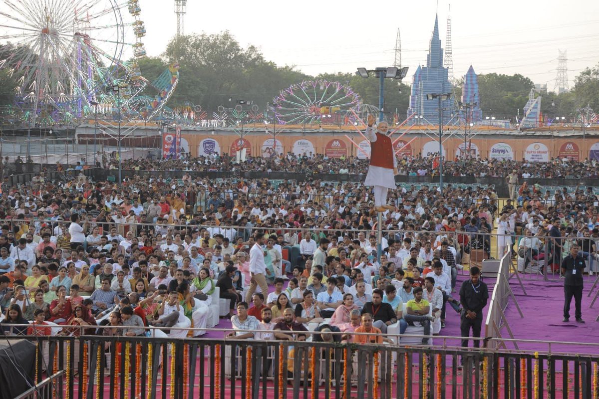 धर्म और सत्य की विजय के पावन पर्व विजयादशमी के शुभ अवसर पर पश्चिमी दिल्ली लोकसभा क्षेत्र की जनता के साथ आदरणीय प्रधानमंत्री श्री <a href="/narendramodi/">Narendra Modi</a> जी ने विजयादशमी का पर्व मनाया और सभी को विजयादशमी की शुभकामनाएं दीं।