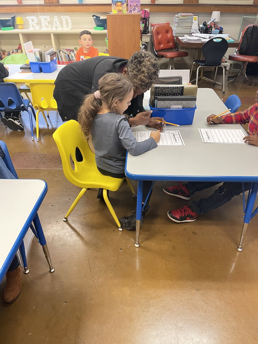 When help is needed at school 39, there is always someone willing to go the extra mile. 

Huge thanks to our lunchroom manger, Ms. Traci for helping a few of our younger students settle into their morning routine. 
#ONERCSD
#townson39