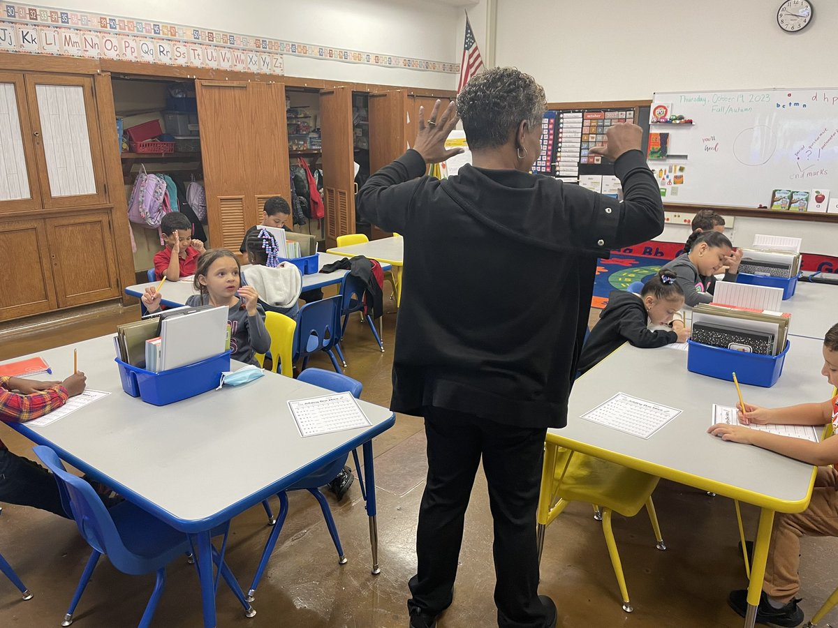 RCSDsch39's tweet photo. When help is needed at school 39, there is always someone willing to go the extra mile. 

Huge thanks to our lunchroom manger, Ms. Traci for helping a few of our younger students settle into their morning routine. 
#ONERCSD
#townson39 https://t.co/hN74qnFFSa