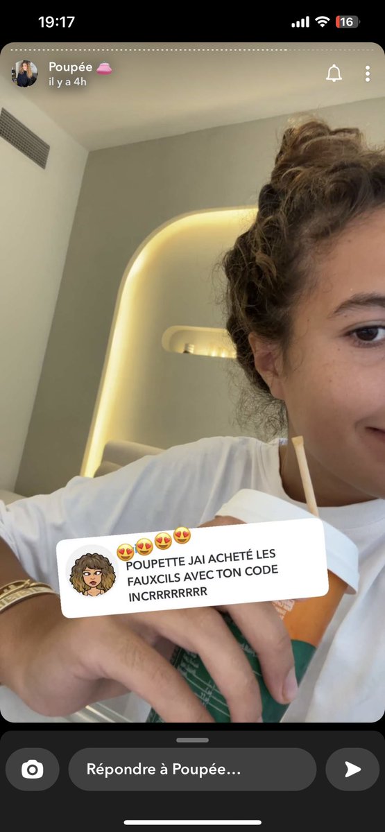 Neila_lopez13's tweet photo. Elle fait exprès avec son Starbucks’s à moitié caché ? 🤡 #poupettekenza https://t.co/cR02uv5LOQ